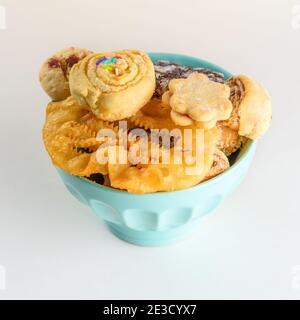 Typische marokkanische Süßigkeiten mit Honig, Kokosnuss und Mandeln. Hausgemacht. Stockfoto