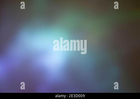 Abstrakter blauer, violetter und grüner unscharfer Lichthintergrund für Mockups. Stockfoto