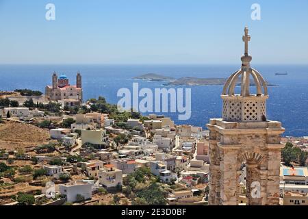 Panoramablick auf die Stadt Ermoupolis, Hauptstadt der Insel Syros und der Kykladen, in der Ägäis, Griechenland, Europa. Stockfoto