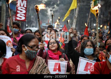 Kalkutta, Indien. Januar 2021. Während des Protestes marschieren Frauen durch die Straßen, während sie Fackeln halten. Mehrere Frauenorganisationen wie AIDWA (All India Democratic Women's Association), AIPWA (All India Progressive Women's Association) und AIKSCC (All India Kissan Sangharsh Coordination Committee) veranstalteten in diesem Jahr Proteste und marschierten im ganzen Land vor dem Tag der Republik. Um die Solidarität mit den Bauern zu bekunden, die gegen die indische Regierung protestierten, verhängten sie neue Agrargesetze an der Grenze zu Singhu, Delhi. Kredit: SOPA Images Limited/Alamy Live Nachrichten Stockfoto