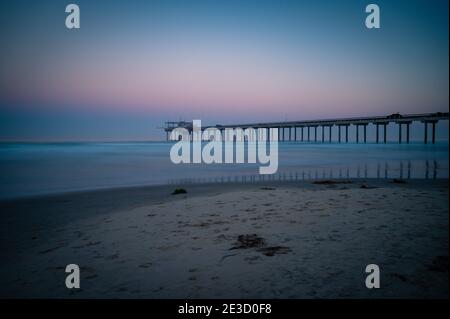 Schöner rosa blauer Sonnenaufgang Scripps Pier La Jolla California Stockfoto