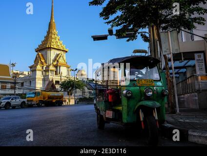 Ein kostenloses Tuk-Tuk steht vor dem Wat Traimit Withayaram Worawihan in Chinatown, Bangkok, Thailand Stockfoto