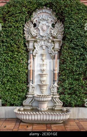 Brunnen in der Fassade von Ayasofya Haseki Hurrem Sultan Hamam (Badehaus), Istanbul, Türkei, Stockfoto