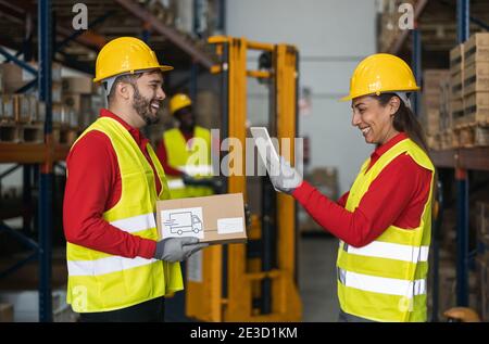 Team arbeitet im Lager Inventarisierung mit digitalen Tablet-und Beladung Lieferkisten Plan - Logistik und Industrie-Konzept Stockfoto