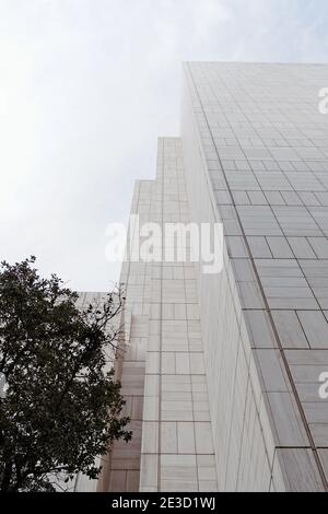 Blick nach oben auf die fensterlose und geflieste Fassade eines Gebäude im ATT Discovery District in der Innenstadt von Dallas Stockfoto