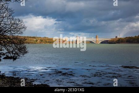 Blick Richtung Osten über die Menai Strait im Winter, Anglesey, Wales Stockfoto