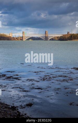 Blick Richtung Osten über die Menai Strait im Winter, Anglesey, Wales Stockfoto