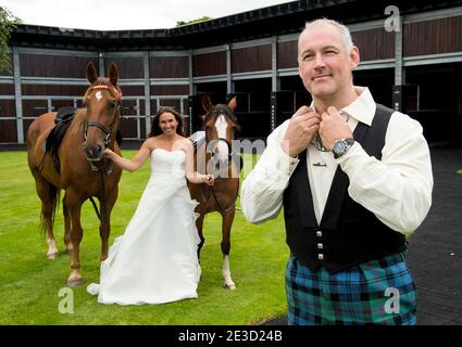 Musselburgh Racecourse Wedding, Musselburgh Racecourse, Musselburgh, East Lothian, Schottland, Großbritannien Major Chris Baird-Clark und Braut Shelley haben geheiratet Stockfoto