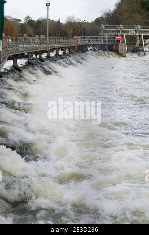 Maidenhead, Berkshire, Großbritannien. Januar 2021. Das Wehr bei Boulter's Lock. Die Themse bleibt hoch in Maidenhead. Ein neuer Name namens Storm Christoph wird diese Woche sintflutartige Regenfälle bringen. Eine gelbe Wetterwarnung für Regen wurde für London und den Südosten von Mittwoch diese Woche um 00:00 Uhr bis Donnerstag um 12:00 Uhr ausgegeben. Quelle: Maureen McLean/Alamy Stockfoto