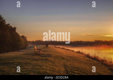 Morgennebel auf dem Shustoke Reservoir in Warwickshire Stockfoto