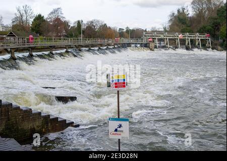 Maidenhead, Berkshire, Großbritannien. Januar 2021. Das Wehr bei Boulter's Lock. Die Themse bleibt hoch in Maidenhead. Ein neuer Name namens Storm Christoph wird diese Woche sintflutartige Regenfälle bringen. Eine gelbe Wetterwarnung für Regen wurde für London und den Südosten von Mittwoch diese Woche um 00:00 Uhr bis Donnerstag um 12:00 Uhr ausgegeben. Quelle: Maureen McLean/Alamy Stockfoto