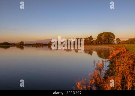 Morgennebel auf dem Shustoke Reservoir in Warwickshire Stockfoto