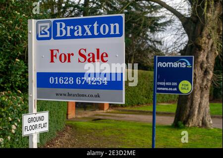 Maidenhead, Berkshire, Großbritannien. Januar 2021. Nach einer lebhaften Phase des Immobilienverkaufs aufgrund des Stempelzollenurlaubs gibt es in Maidenhead viele neue Verkaufsschilder, da man hofft, seine Ferien zu verkaufen, bevor der Covid-19 Stempelzollenurlaub Ende März 2021 aufgehoben wird. Quelle: Maureen McLean/Alamy Stockfoto