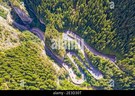 Bergstraße von oben in rumänischen Karpaten gesehen. Bicaz Gorges ist eine schmale Passstraße zwischen Moldawien und Siebenbürgen Stockfoto