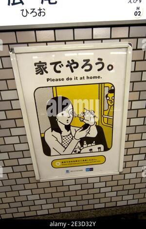 Warnschild an der Tokyo Metro - Make-up zu Hause! Aus meiner Erfahrung mit der Menschenhushhour in Tokio, jeder, der mit dem Zug machen kann Stockfoto