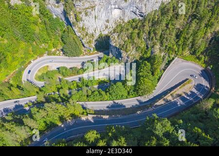 Kurvige Bergstraße von oben in rumänischen Karpaten gesehen. Die Bicaz-Schlucht ist eine Schlucht im Nordosten Rumäniens und wurde vom Wasser entfernt Stockfoto