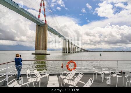 PS Loire Prinzessin vorbei an der Seilbrücke Pont de Saint-Nazaire, Frankreich Stockfoto