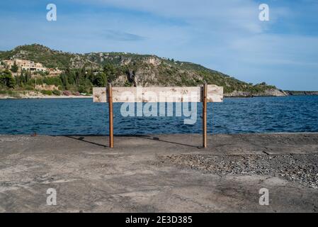 Kardamili, Peloponesse, Griechenland - 01. Juni 2019: Bank an der Küste Stockfoto