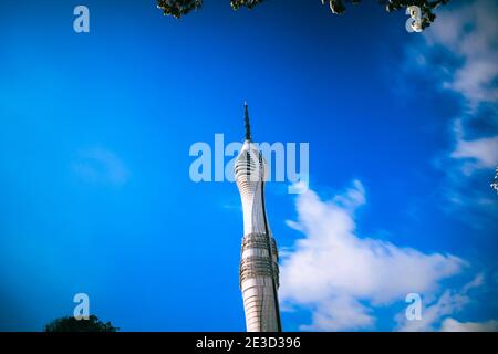 Moderner Fernsehturm in Istanbul. Moderne Architektur. Camlica TV-Radio Tower in Istanbul. Stockfoto