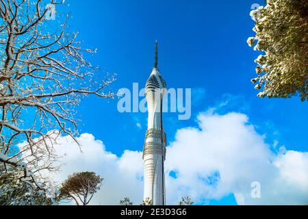 Camlica TV-Radio Turm im Winter. Kucuk Camlica Fernsehturm in Istanbul. Camlica Broadcast Tower. Moderne Architektur. Stockfoto