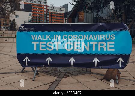 Birmingham, Großbritannien - Januar 17,2021: Richtungsschild zum Walk-in Coronavirus Test Center im Aston University Car Park, eröffnet als Teil der UK-weiten Fahrt nach Stockfoto