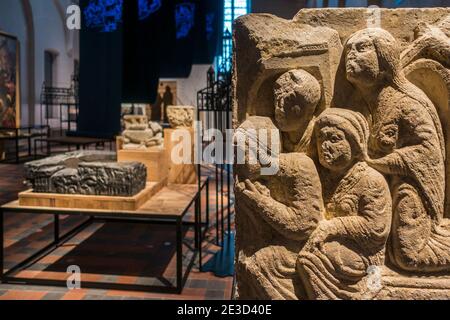 Sandkalk-Flachrelief aus dem 12. Jahrhundert aus der Abtei Saint Bavo in STAM, Stadtmuseum Gent / Stadsmuseum Gent, Ostflandern, Belgien Stockfoto