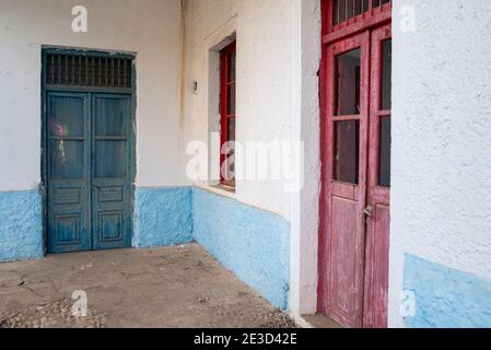 Kardamili, Peloponesse, Griechenland - 01. Juni 2019: Geschlossene farbige Türen und Fenster Stockfoto