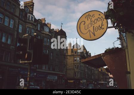 The Cuckoo's Nest, kleine Geschäfte an einer malerischen Straße, Edinburgh, Schottland Stockfoto
