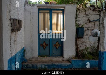 Kardamili, Peloponesse, Griechenland - 01. Juni 2019: Sonne hinter verschlossener Tür Stockfoto