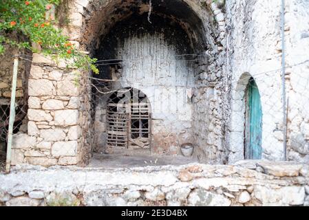 Kardamili, Peloponesse, Griechenland - 01. Juni 2019: Ruinen aus Stein Stockfoto