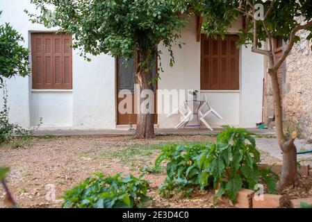 Kardamili, Peloponesse, Griechenland - 01. Juni 2019: Blick vom Garten auf das Haus Stockfoto