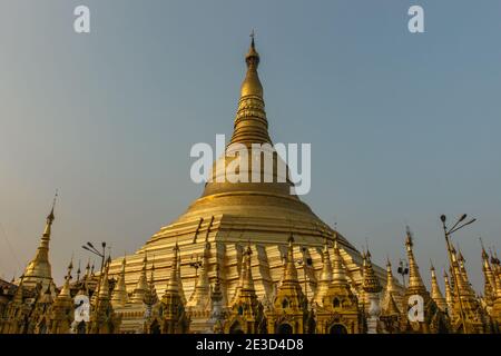 Yangon, Myanmar - Januar 2020.die Shwedagon Pagode bekannt als Golden Dagon Die Pagode ist die heiligste buddhistische Pagode in Myanmar Mit Gold bedeckt Stockfoto