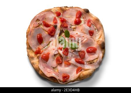 Pizza mit Schweinebraten (italienische Porchetta), Kirschtomaten und Basilikum isoliert auf weißem Hintergrund, Draufsicht, flach liegend Stockfoto