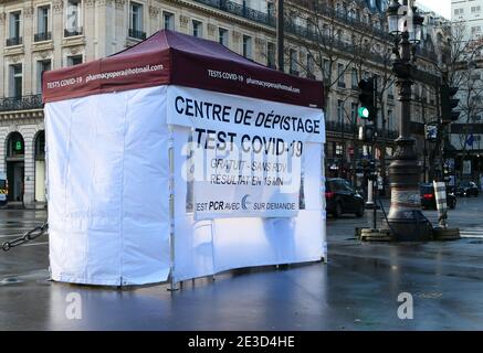 Paris, Frankreich. Januar 17. 2021. Zelt mit einem Screening- und Testzentrum für Covid 19, Coronavirus. Im Opernviertel Garnier gelegen. Stockfoto