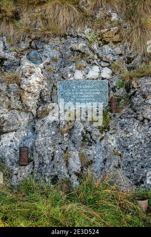 Italien Trentino Sentiero della Pace im Val di Concei, Gedenktafel für die Alpini des Vestone Bataillons und ihre Eroberung des Monte Vies, in der Nähe der Malga Vies. Stockfoto