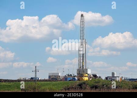 Land Öl und Gas Bohranlage Stockfoto