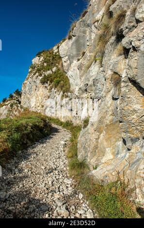 Italien Trentino - Sentiero della Pace im Val di Concei, hinter der Vies Hütte und in Richtung Cadria Hütte, steigt die Route steil und felsig an. SAT-Pfad 423 Stockfoto