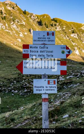 Italien Trentino - Sentiero della Pace im Val di Concei, Wegweiser bei der Cadria-Alm. SAT-Pfad 423. Stockfoto
