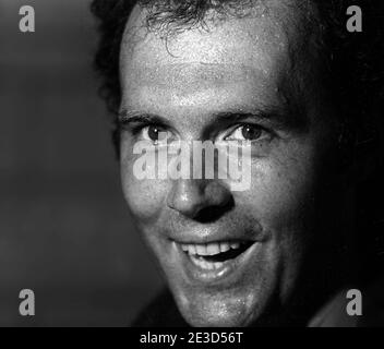 Der Kaiser. Ein junger Franz Beckenbauer beim Spielen mit dem New Yorker Cosmo Stockfoto