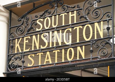 Schild South Kensington Station am Eingang zur Londoner U-Bahn Station Stockfoto