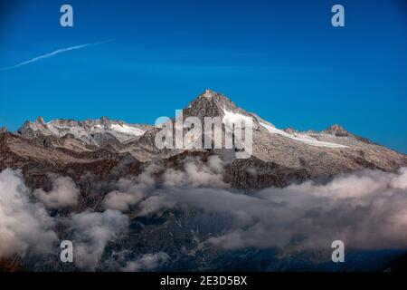 Italien Trentino - Sentiero della Pace im Val di Concei, der Carè Alto vom Gipfel des Monte Cadria fotografiert. SAT-Pfad 423. Stockfoto