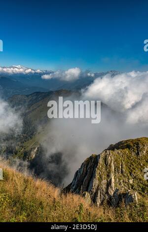 Italien Trentino - Sentiero della Pace im Val di Concei, Panoramablick auf die umliegenden Berge vom Gipfel des Monte Cadria. SAT-Pfad 423. Stockfoto
