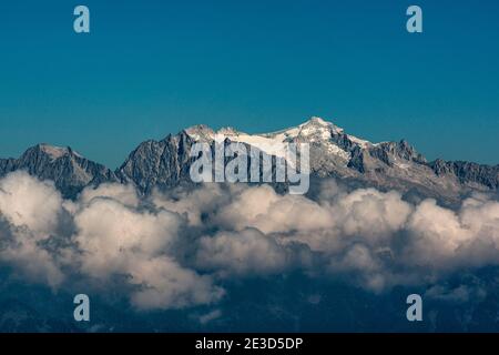 Italien Trentino - Sentiero della Pace im Val di Concei, Panoramablick auf die umliegenden Berge vom Gipfel des Monte Cadria. SAT-Pfad 423. Stockfoto