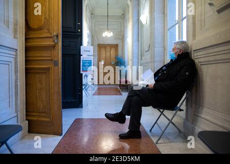 Paris Frankreich, Januar 18 2021, älterer Mann wartet auf eine Injektion des Impfstoffs Pfizer-BioNTech covid-19 im Rathaus des dritten Pariser Arrondissements am 18. Januar 2021, inmitten der Krise im Zusammenhang mit der durch das neue Coronavirus verursachten Pandemie Covid-19. Foto von Raphael Lafargue/ABACAPRESS.COM Stockfoto