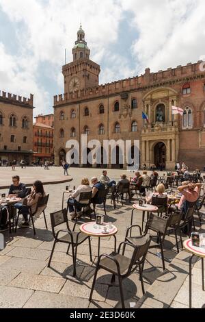 Der Palazzo dei Notai und Menschen sitzen im Freien an Tischen, die außerhalb einer Gaststätte in der Piazza Maggiore, Bologna, Italien Stockfoto