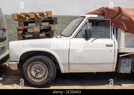 Lipsi, Dodekanes, Griechenland - 18. August 2019: Verlassener Pickup-Truck Stockfoto