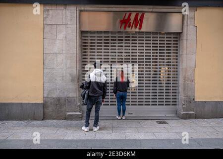 Barcelona, Spanien. Januar 2021. Kunden werden an der Tür des H&M Bekleidungsgeschäfts im Einkaufsviertel Portal del l'Angel nach Rücksendeinformationen gefragt.aufgrund der Zunahme von Coronavirus-Infektionen gelten in den Einzelhandelsgeschäften in Barcelona mit mehr als 400 m2 weiterhin verbindliche Vorschriften für die Kundenkapazität und eingeschränkte Geschäftszeiten. Bleiben komplett geschlossen während des Wochenendes. Kredit: SOPA Images Limited/Alamy Live Nachrichten Stockfoto