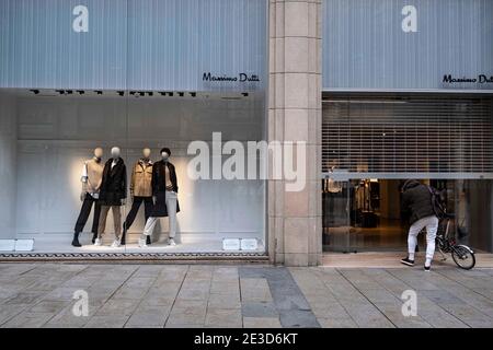 Barcelona, Spanien. Januar 2021. Der Massimo Dutti-Laden im Gewerbegebiet von Portal del l'Angel ist ohne Aktivität und für die Öffentlichkeit geschlossen.aufgrund der Zunahme von Coronavirus-Infektionen gelten die Einzelhandelsgeschäfte in Barcelona mit mehr als 400 m2 weiterhin zwingende Vorschriften für die Kundenkapazität und eingeschränkte Geschäftszeiten. Bleiben komplett geschlossen während des Wochenendes. Kredit: SOPA Images Limited/Alamy Live Nachrichten Stockfoto