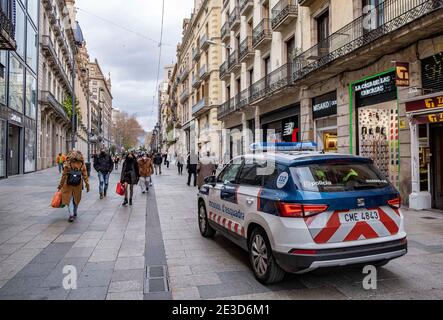 Barcelona, Spanien. Januar 2021. Ein Streifenwagen der Autonomen Polizei Mossos d'esquadra von Katalonien patrouilliert auf dem Handelsgebiet von Portal del l'Angel.aufgrund der Zunahme von Coronavirus-Infektionen wenden Einzelhandelsgeschäfte in Barcelona mit mehr als 400 m2 weiterhin verbindliche Vorschriften für die Kundenkapazität und eingeschränkte Geschäftszeiten an. Bleiben komplett geschlossen während des Wochenendes. Kredit: SOPA Images Limited/Alamy Live Nachrichten Stockfoto