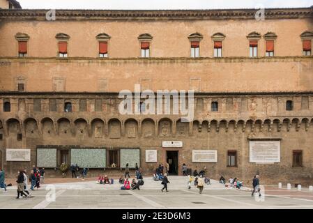 Der Palazzo dei Notai und Menschen sitzen im Freien an Tischen, die außerhalb einer Gaststätte in der Piazza Maggiore, Bologna, Italien Stockfoto